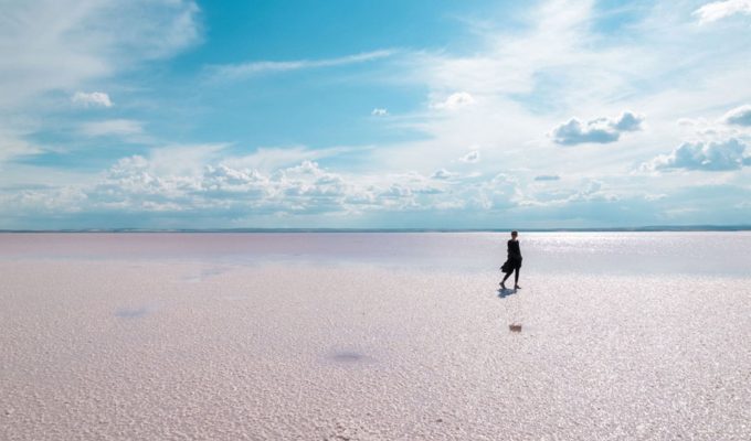 Grecia_viajes_lago-salt-person