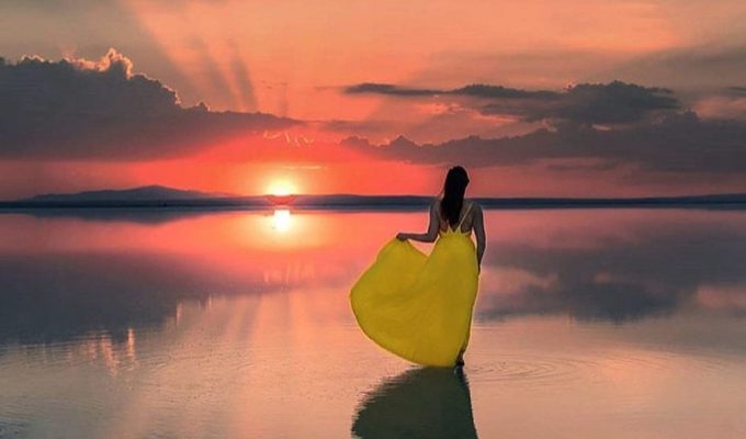 Grecia_viajes_lago-sal-sunset